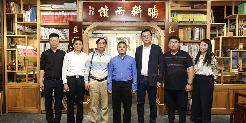 《中國(guó)新聞周刊》副社長(zhǎng)王晨波一行蒞臨寶鷹集團(tuán)考察交流