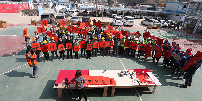 中建七局、寶鷹集團(tuán)向薈同學(xué)校深圳校區(qū)建設(shè)者送“?！? /></div>
					<div   id=